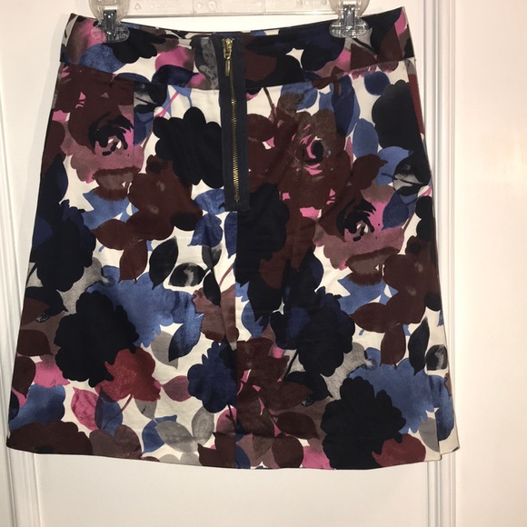 Express Design Studio Printed skirt with Pockets! - Picture 2 of 5